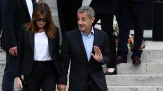 Carla Bruni y Nicolas Sarkozy a la salida del funeral de Françoise Hardy el pasado 20 de junio.