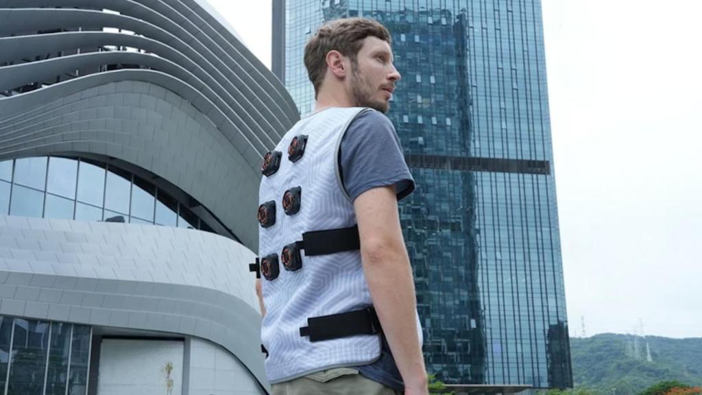 Una persona con el chaleco refrigerante de Koojack.