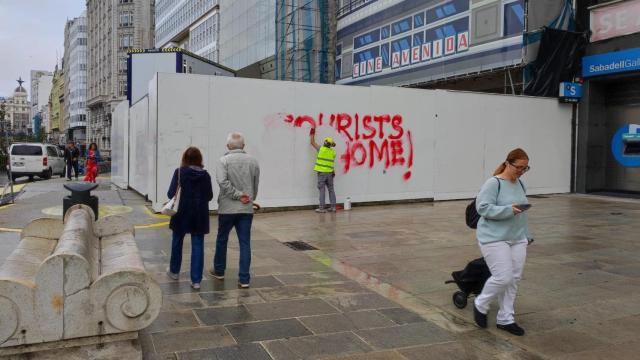 Técnico municipal borrando una pintada de 'Tourist Go Home'