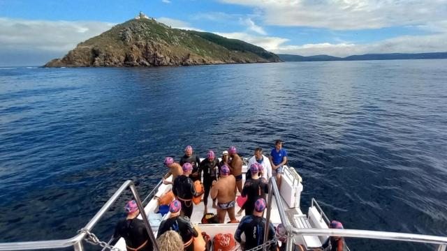 Nadadores en el barco antes de una Travesía Costa Fisterra.