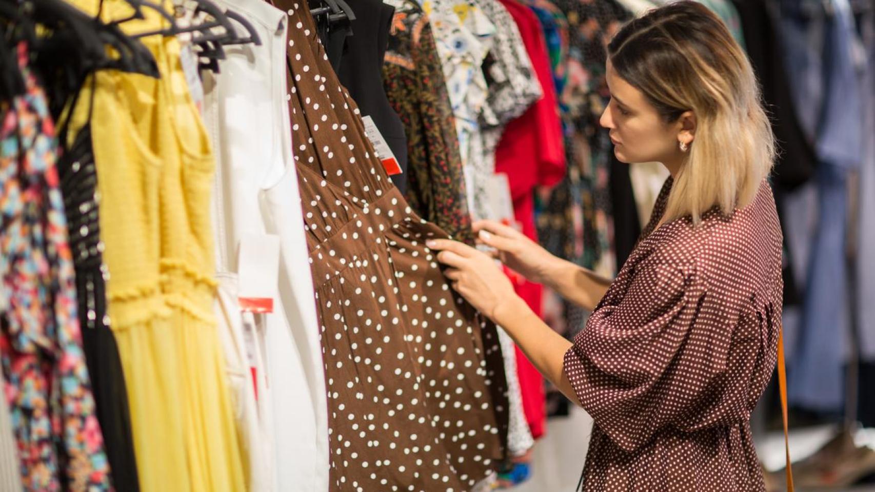 Mujer comprando ropa en una tienda.