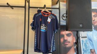 La nueva camiseta ya luce en la tienda de la Sede del Celta.