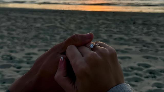 El celtista Unai Núñez y su pareja, Cintia Roldán.