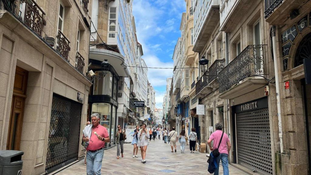 Paseantes en la calle Real de A Coruña.