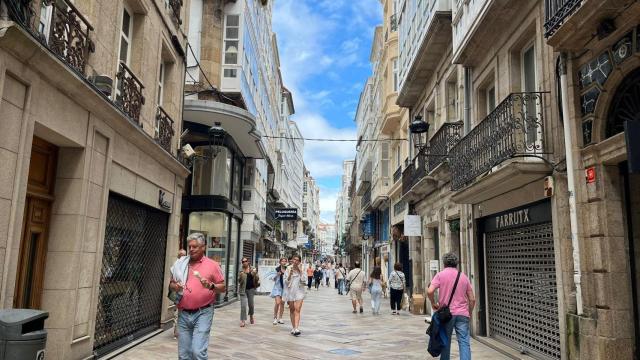 Paseantes en la calle Real de A Coruña.