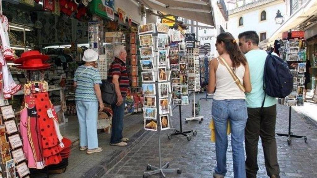 Turistas caminando por la ciudad.