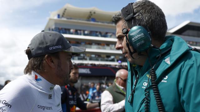 Fernando Alonso dialoga con un ingeniero de Aston Martin