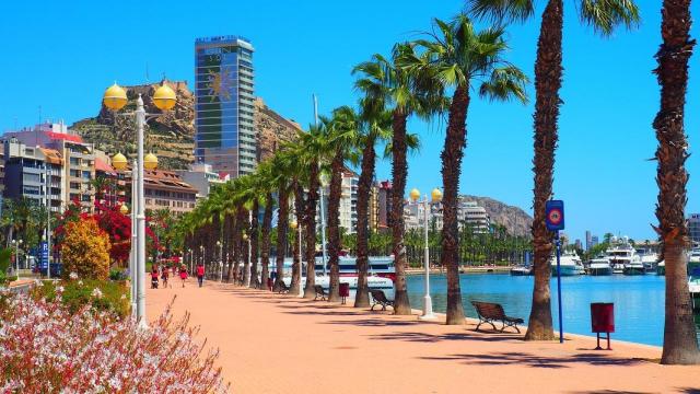 Paseo del puerto de Alicante.