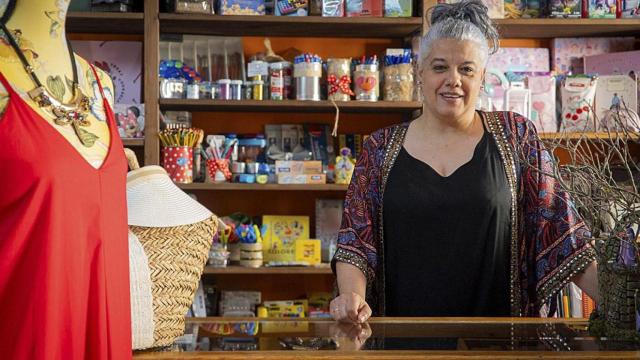 Mónica en su tienda Cantalapiedra de Mojados