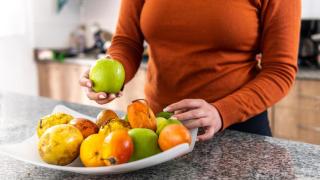 Un frutero en una cocina.