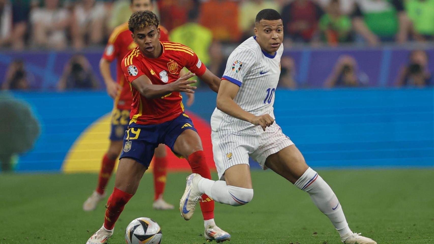Lamine Yamal y Kylian Mbappé, durante el partido España - Francia de semifinales.