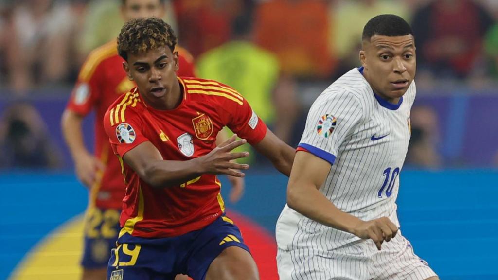 Lamine Yamal y Kylian Mbappé, durante el partido España - Francia de semifinales.