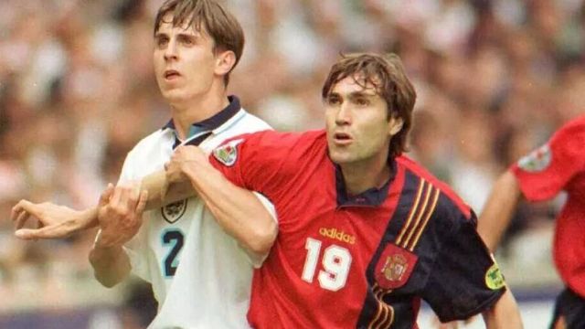 Julio Salinas, con Neville en la Eurocopa de 1996.