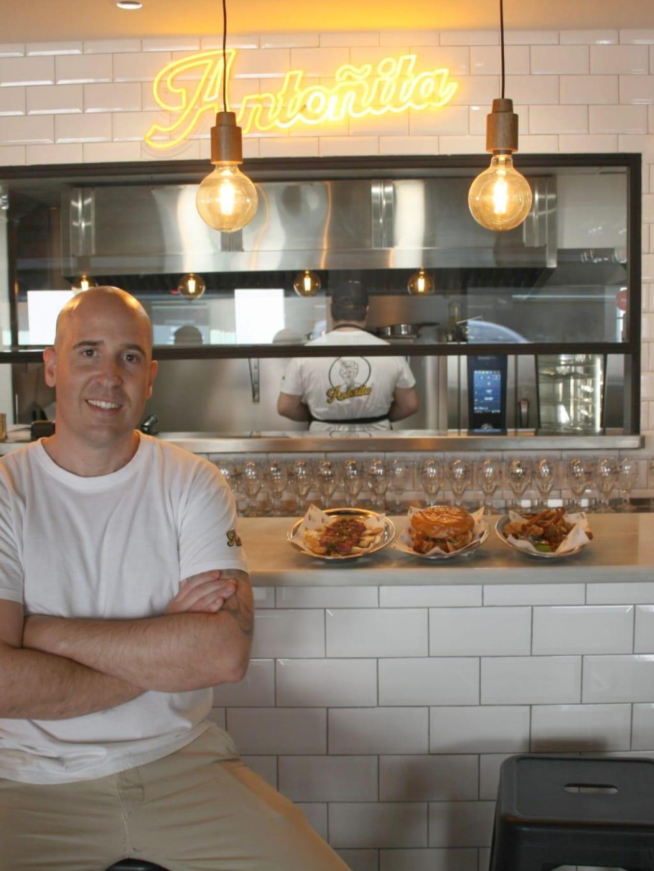 El cocinero Fernando Muyo en la barra de su restaurante Antoñita, en una foto de archivo de 2024.