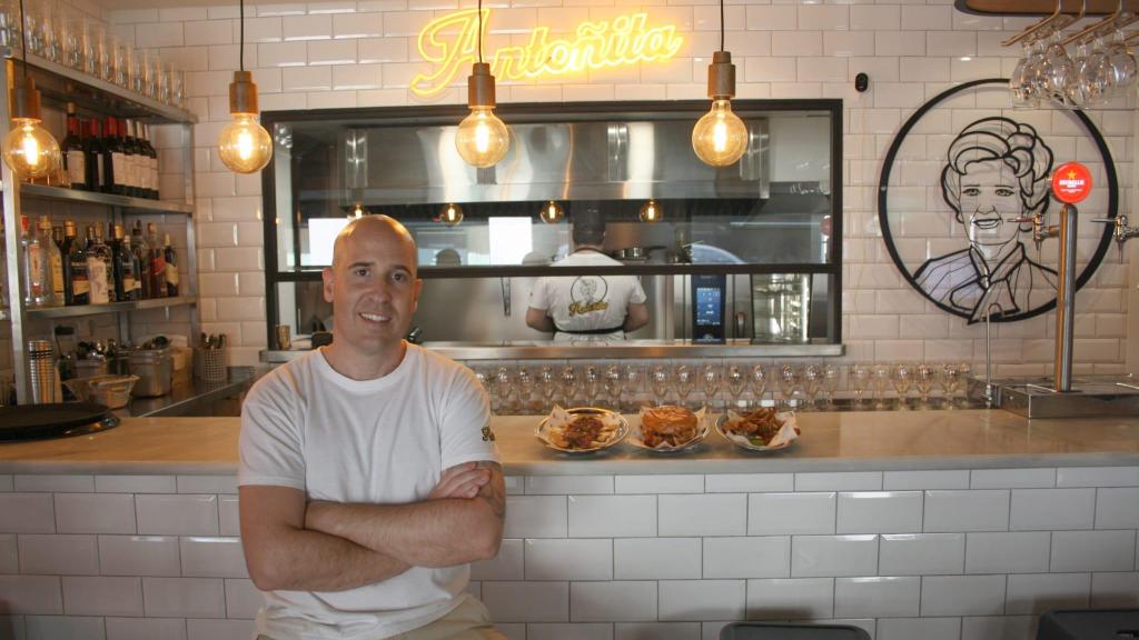 El cocinero Fernando Muyo en la barra de su restaurante Antoñita, en una foto de archivo de 2024.