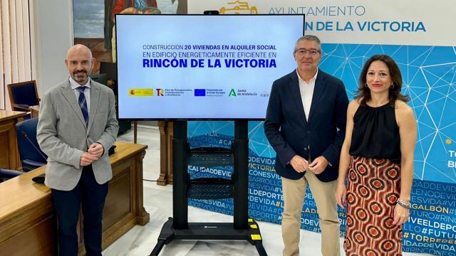 Autoridades en la presentación de las viviendas.