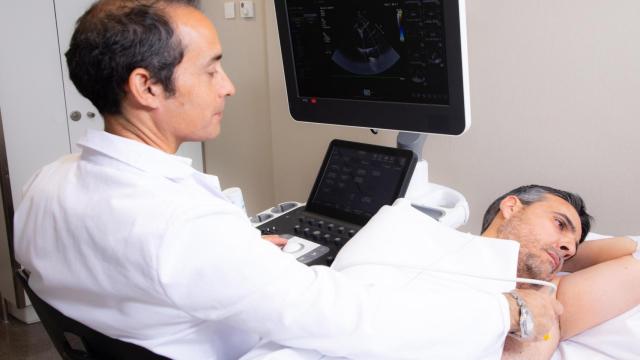 Un doctor de Vithas atiende a un paciente.