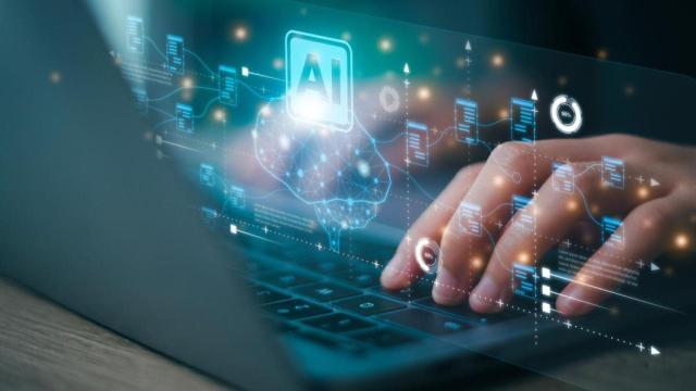 Imagen de una persona utilizando un portátil.