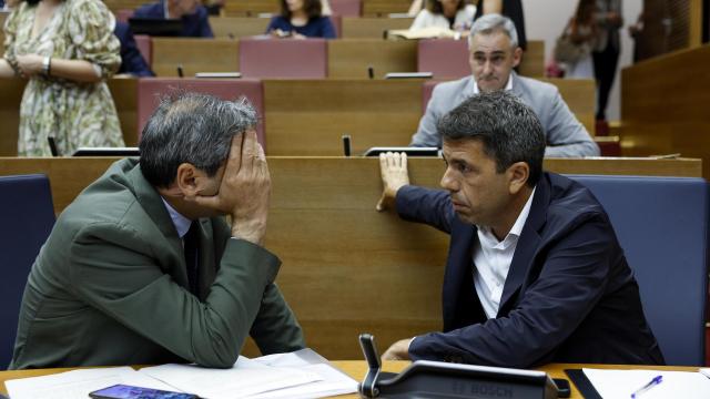 Vicente Barrera y Carlos Mazón, este jueves en el parlamento valenciano.