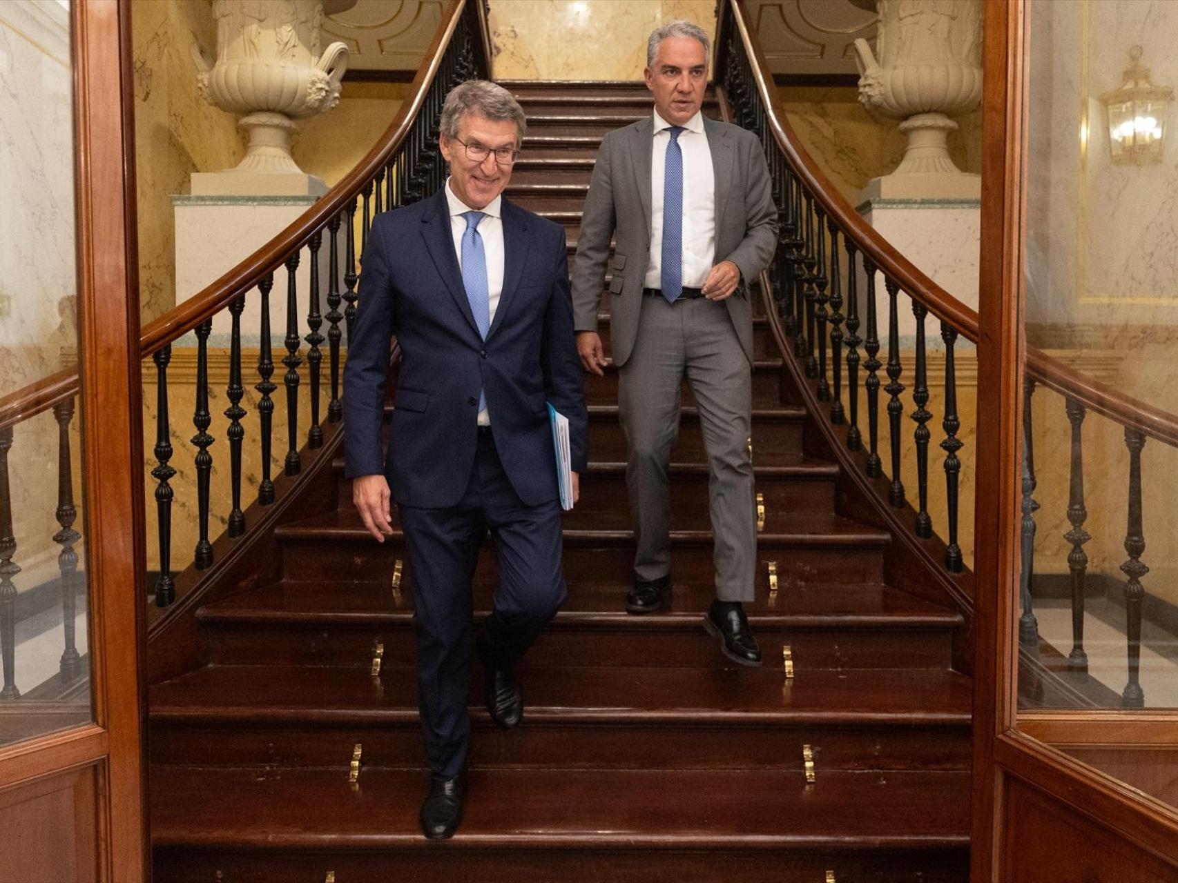 Alberto Núñez Feijóo y Elías Bendodo, este jueves  en el Congreso de los Diputados.