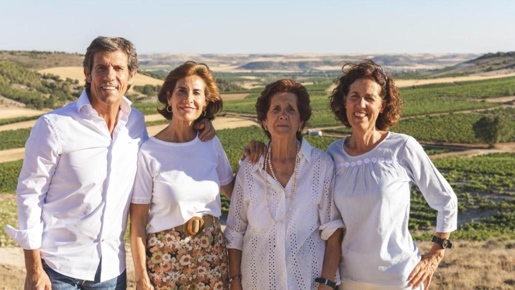 Javier Moro junto a su madre, Felisa Espinosa, y sus hermanas, Rubí Moro (i.) y Fabiola Moro (d.).