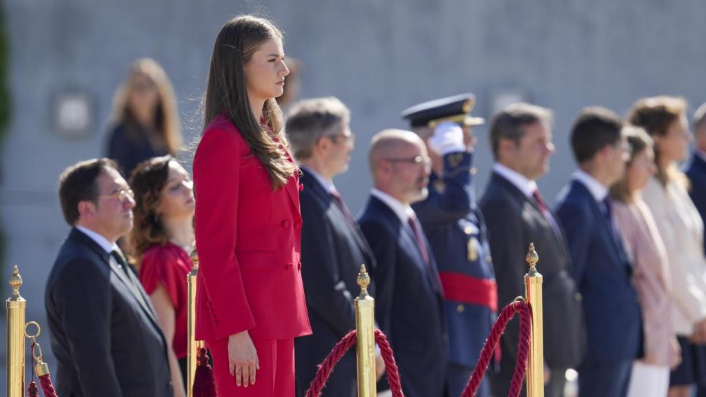 La princesa Leonor, en julio de 2024 antes de emprender su viaje a Lisboa. Tras ella, José Manuel Albares, Isabel Díaz Ayuso, Camilo Villarino y el general Miguel Herráiz, entre otros.