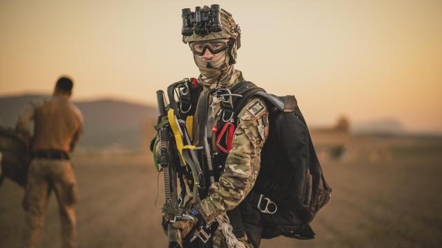 El Escuadrón de Zapadores Paracaidistas (EZAPAC) está compuesto por unos 220 soldados cuyo centro de operaciones está en la base aérea de Alcantarilla, en Murcia.