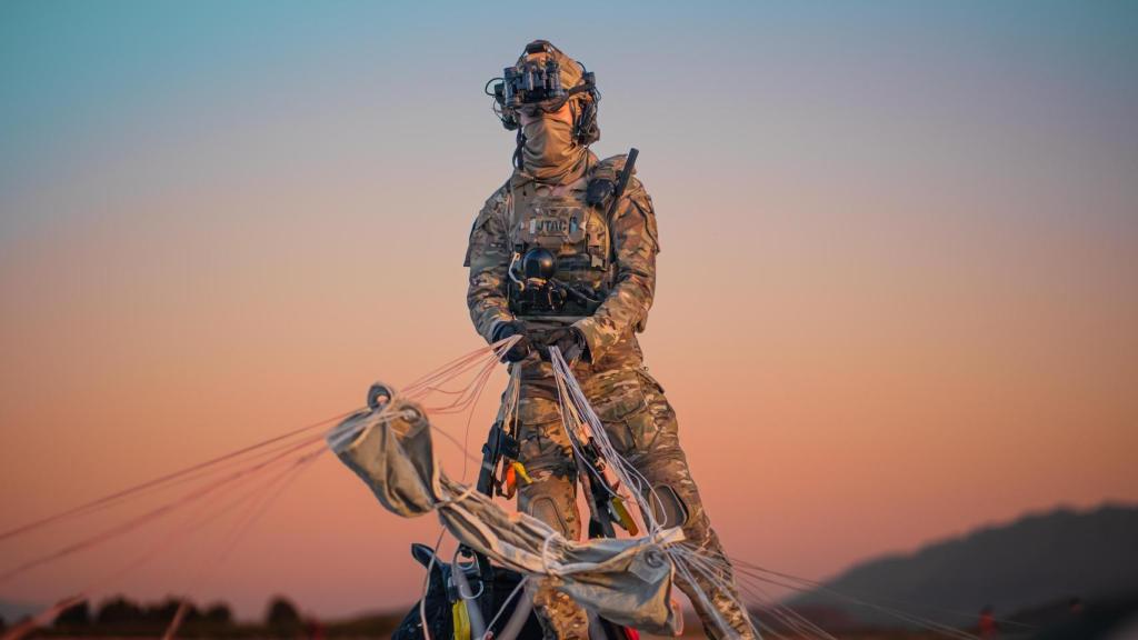 Una soldado, teniente del EZAPAC y JTAC (Controladora de Ataque Terminal Conjunto), tras realizar su ejercicio de paracaidismo nocturno.