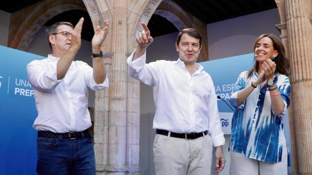 El presidente del Partido Popular, Alberto Núñez Feijóo, en un acto electoral en Salamanca junto a Alfonso Fernández Mañueco y Carmen Fúnez