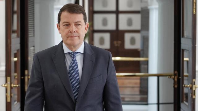 El presidente de la Junta, Alfonso Fernández Mañueco, a su llegada a la rueda de prensa de este viernes