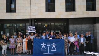 Concentración a las puertas del juzgado de los abogados del turno de oficio