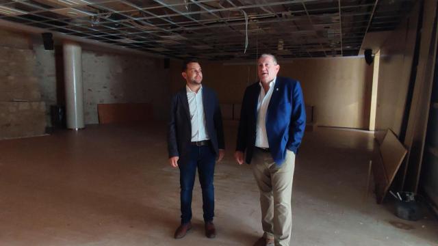 Javier Faúndez y Víctor López de la Parte en la visita a las obras del Teatro Ramos Carrión