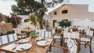 El restaurante de Menorca donde comer calamar con sabrasada y probar la bebida más típica de la isla