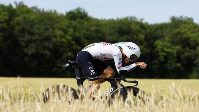 Ayuso durante una etapa del Tour de Francia 2024.