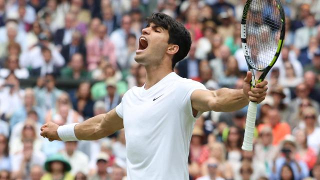 Carlos Alcaraz celebra su victoria ante Medvedev en semifinales de Wimbledon.