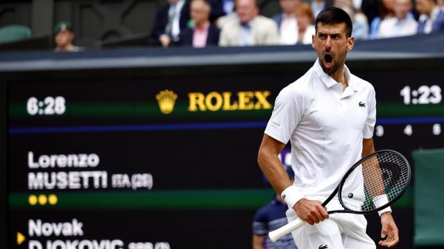 Djokovic celebra su victoria en semifinales de Wimbledon ante Musetti.