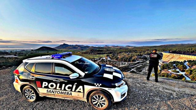 Una patrulla de la Policía Local en las inmediaciones del embalse de la localidad santomerana.