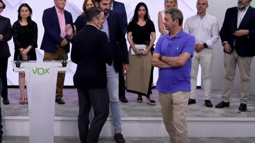 VIcente Barrera (derecha), de brazos cruzados, antes de saludar con frialdad a Santiago Abascal en julio de 2024.