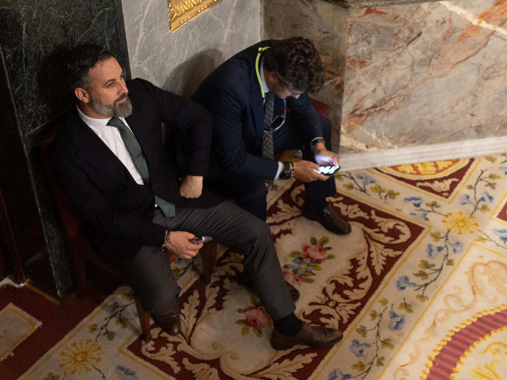 Santiago Abascal junto con un miembro de su equipo en el Congreso este jueves