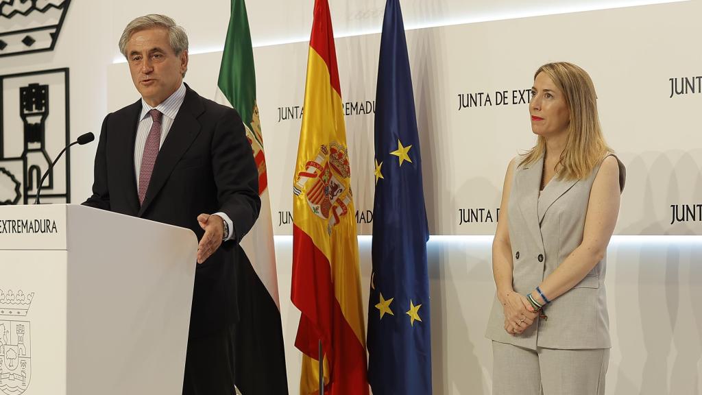 El único consejero de Vox en el Gobierno de Extremadura, Ignacio Higuero de Juan, junto a la presidenta extremeña, María Guardiola, este viernes.