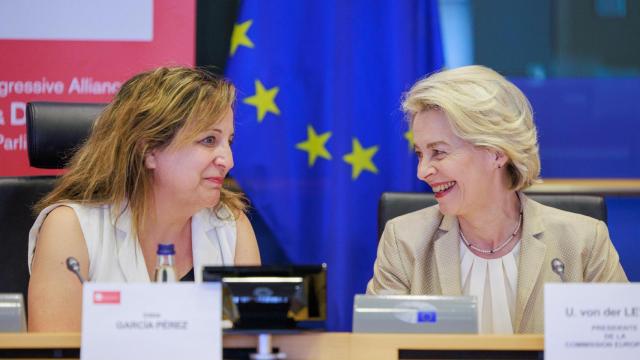 Ursula von der Leyen conversa con la jefa de los socialistas en la Eurocámara, Iratxe García, durante su visita al grupo el pasado martes
