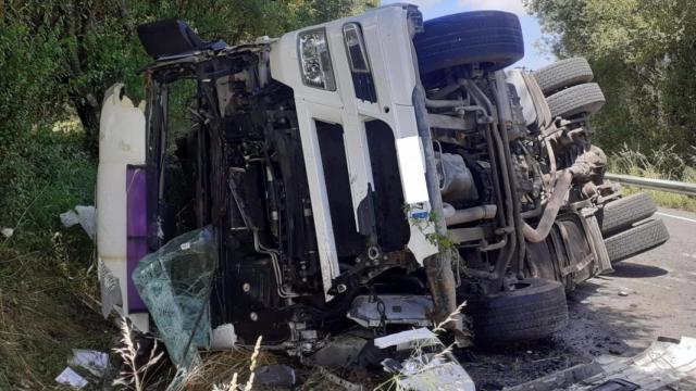 Camión volcado en Curtis