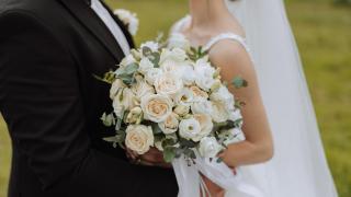 Pareja con ramo de flores.