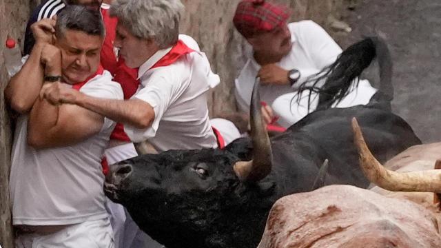 Momento de la cogida en San Fermín.