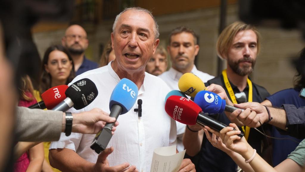 Joan Baldoví, atiende a los medios de comunicación durante una sesión plenaria en Les Corts Valencianes. Jorge Gil / Europa Press