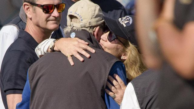 Juan Carlos I y la infanta Elena se funden en un cálido abrazo en Sanxenxo.