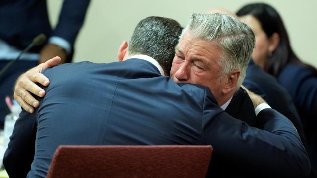 Alec Baldwin abraza a su abogado, Alex Spiro, tras conocer decisión judicial.