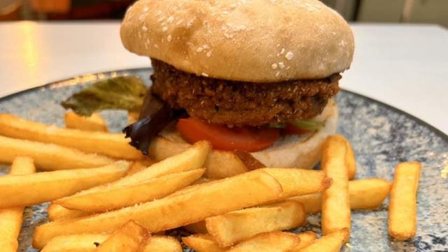 Hamburguesa de Tapería EGB. Foto: Redes sociales del restaurante.
