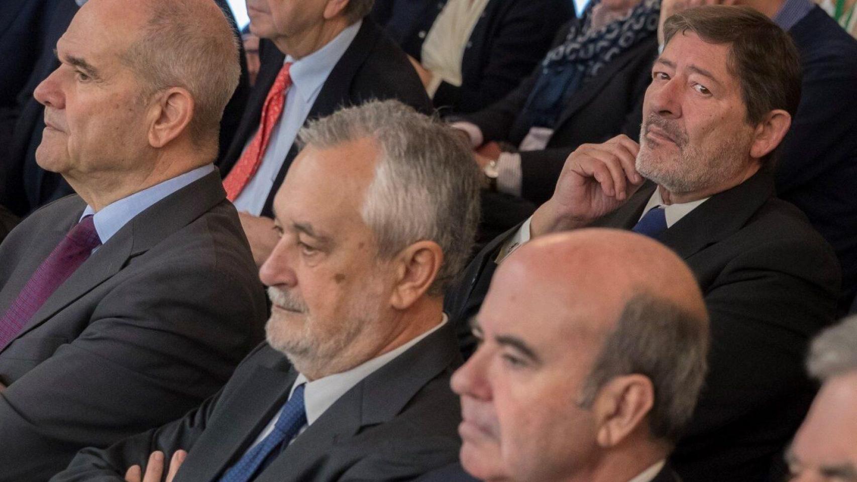 Los expresidentes de la Junta Manuel Chaves y José Antonio Griñán y el ex director general del Trabajo Francisco Javier Guerrero detrás.