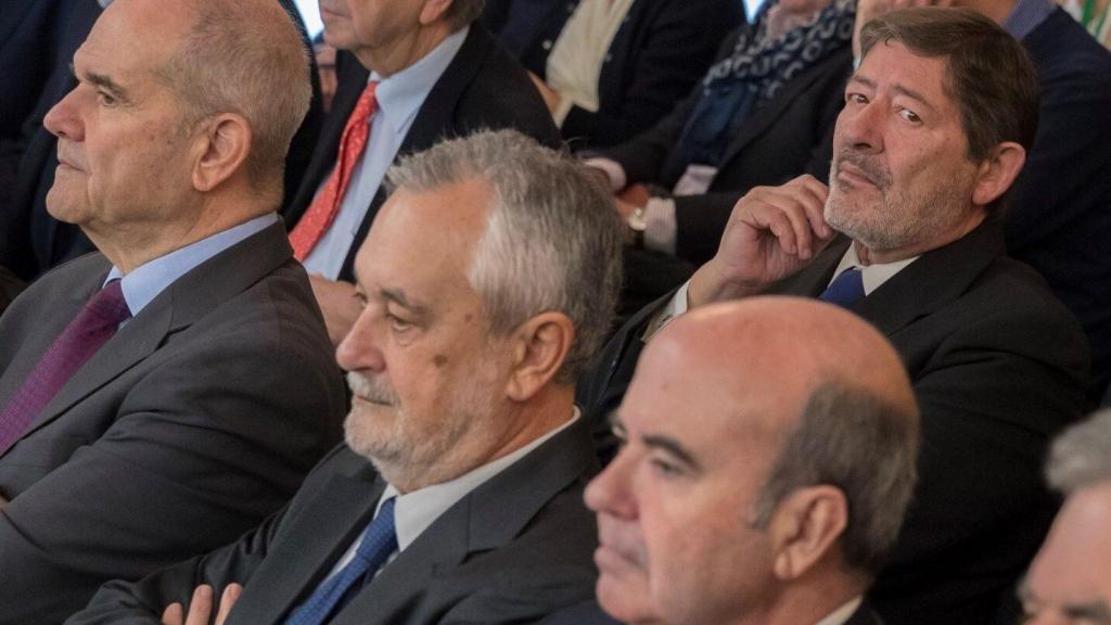 Los expresidentes de la Junta Manuel Chaves y José Antonio Griñán y el ex director general del Trabajo Francisco Javier Guerrero detrás.